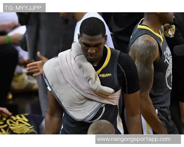 鲁尼醉酒挑战拳王卡尔扎吉一拳击中肋骨引发关注